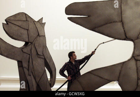 Le personnel travaille sur « la Cour du Roi Arthur » de Magdalena Abakanowicz qui fait partie d'une exposition de sculptures à l'Académie royale écossaise d'Édimbourg, qui se déroule du 27 novembre 2010 au 9 janvier 2011. Banque D'Images