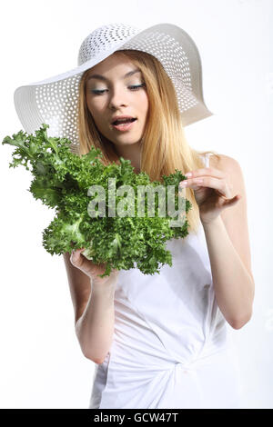 Femme avec des feuilles de salade verte. Banque D'Images