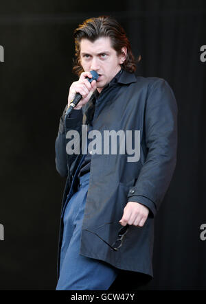 Alex Turner des Last shadow puppets l'exécution sur la scène principale pour le deuxième jour de T dans le parc, le festival de musique annuel tenu à Strathallan Château, le Perthshire. Banque D'Images