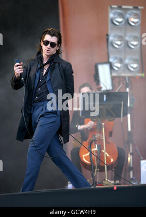 Alex Turner des Last shadow puppets l'exécution sur la scène principale pour le deuxième jour de T dans le parc, le festival de musique annuel tenu à Strathallan Château, le Perthshire. Banque D'Images