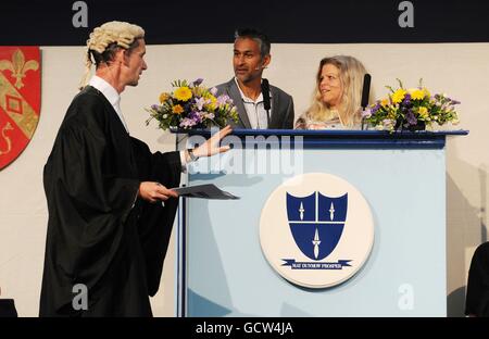 L'avocat de la Flitch de Bacon Nick Patterson (à gauche) avec M. Mohammed Mizan Sabur et Mme Emma Marcus dans le dock pendant la Dunmow Flitch cliniques au Great Dunmow, Essex, une tradition qui remonte au début du 12e siècle, où la réussite des couples prêter un serment et sont présentés avec un flitch de bacon. Banque D'Images