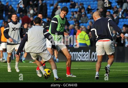 Football - Barclays Premier League - Manchester City / Birmingham City - City of Manchester Stadium.Les joueurs de Birmingham City pendant l'échauffement avant le match Banque D'Images