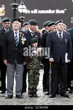 Les militaires et le public assistent à un service du dimanche du souvenir au St George's Hall, à Liverpool. Banque D'Images