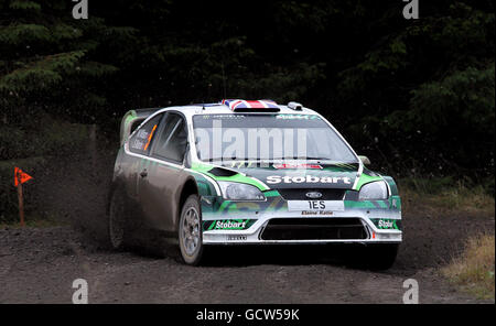 Matthew Wilson dans le Ford Focus RS WRC pendant la Resolfen Stage de 2010 Wales Rally GB près de Neath. Banque D'Images