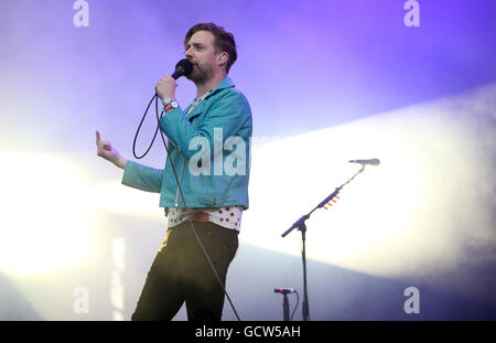 Ricky Wilson des Kaiser Chiefs d'effectuer sur l'étape 1 de la radio au cours de la deuxième journée de T dans le parc, le festival de musique annuel tenu à Strathallan Château, le Perthshire. Banque D'Images