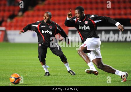 Callum Harriott de Charlton Athletic (à gauche) avec le coéquipier Yado Mambo Banque D'Images