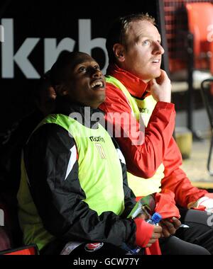 Callum Harriott de Charlton Athletic (à gauche) est assis sur le banc avec Gary Doherty, coéquipier, avant le lancement Banque D'Images