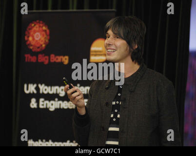 Le professeur Brian Cox de l'école de Springfield à Drayton, Portsmouth, où il s'est associé au Big Bang: Le salon des jeunes scientifiques et ingénieurs du Royaume-Uni 2011 tiendra la leçon Big Bang - un atelier pour montrer à quel point la science, la technologie, l'ingénierie et les mathématiques peuvent être fascinantes, une fois que l'école a remporté un concours national. Banque D'Images