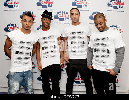 JLS, de gauche à droite : Aston Merrygold, Oritse Williams, Marvin Humes et Jonathan 'JB' Gill photographiés dans les studios Global radio portant des T-shirts de charité qu'ils ont conçus pour recueillir de l'argent pour l'appel de Noël de Capital FM à un enfant de Londres 95.8. Banque D'Images