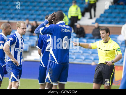 Soccer - Clydesdale Bank Scottish Premiership - Kilmarnock v Rangers - Rugby Park.Le Mahamadou Sissoko de Kilmarnock est envoyé par l'arbitre Euan Norris lors de la première ligue de la Banque de Clydesdale à Rugby Park, Kilmarnock. Banque D'Images