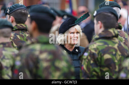 La duchesse de Cornwall regarde le 4e Bataillon les fusils reçoivent la liberté de la ville pendant le défilé de la liberté des fusils, à Salisbury, dans le Wiltshire. Banque D'Images