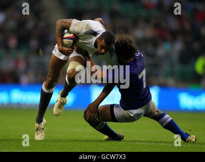 Rugby Union - Investec Perpetual Series 2010 - Angleterre / Samoa - Stade de Twickenham.Le Courtney Lawes d'Angleterre est affronté par Manaia Salave'a de Somoa lors du match de la série permanente Investec à Twickenham, Londres. Banque D'Images