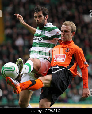 Soccer - Clydesdale Bank Scottish Premiership - Celtic v Dundee United - Celtic Park.Le Celtic Joe Ledley (à gauche) défie Johnny Russell de Dundee United lors de la Clydesdale Bank Premier League à Celtic Park, Glasgow. Banque D'Images