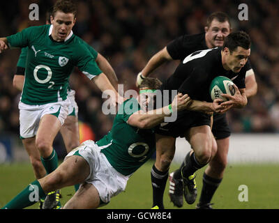 Jamie Heaslip, de l'Irlande, et Dan carter, de la Nouvelle-Zélande, en action lors du match de la série permanente Investec au stade Aviva, à Dublin. Banque D'Images