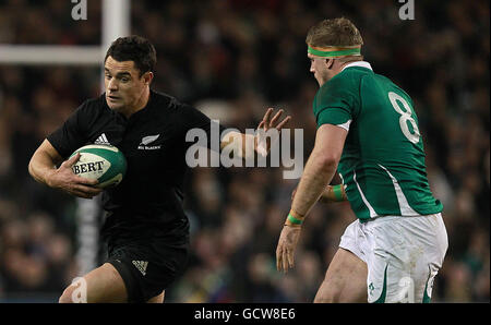 Jamie Heaslip, de l'Irlande, et Dan carter, de la Nouvelle-Zélande, en action lors du match de la série permanente Investec au stade Aviva, à Dublin. Banque D'Images