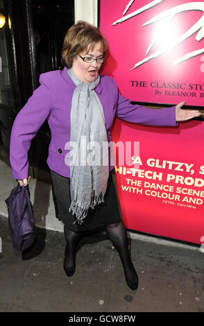 Susan Boyle arrive au Aldwych Theatre de Londres pour voir Dirty Dancing. APPUYEZ SUR ASSOCIATION photo. Date de la photo: Samedi 20 novembre 2010. Le crédit photo doit être lu : Tim Ireland/PA Wire Banque D'Images