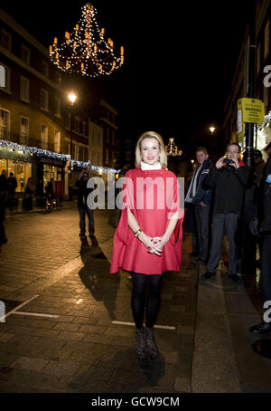 Elizabeth Street illuminations de Noël - Londres.Amanda Holden allume les lumières de Noël d'Elizabeth Street dans le centre de Londres. Banque D'Images