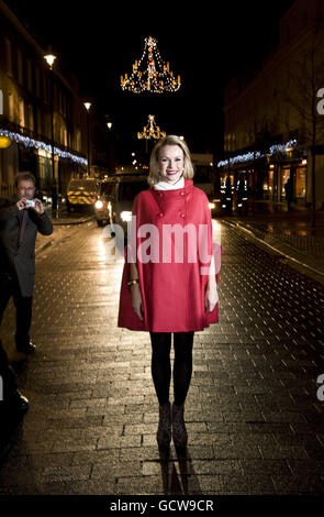 Amanda Holden allume les lumières de Noël d'Elizabeth Street dans le centre de Londres. Banque D'Images