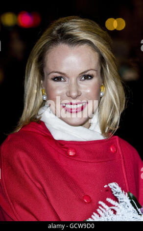 Amanda Holden allume les lumières de Noël d'Elizabeth Street dans le centre de Londres. Banque D'Images