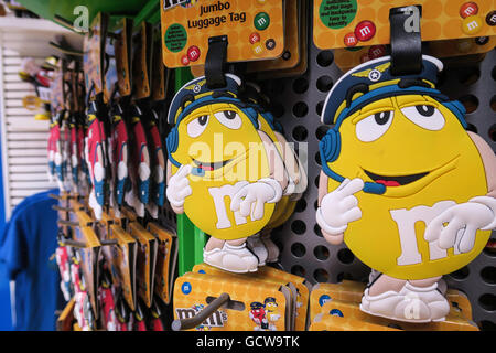 M&M jaune étiquettes à bagages, M&M's World Store, Times Square, NYC Banque D'Images