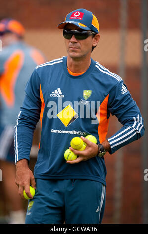 Cricket - série 2010 Ashes - Angleterre v Australie - filets d'Australie - le Gabba.L'entraîneur australien Justin Langer lors d'une session de filets au Gabba à Brisbane, en Australie. Banque D'Images