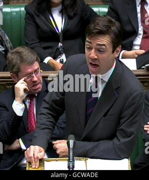 Le secrétaire à l'éducation fantôme Andy Burnham réagit à la déclaration du secrétaire à l'éducation, Michael Gove, dans le livre blanc des écoles, à l'intérieur de la Chambre des communes, dans le centre de Londres. Banque D'Images