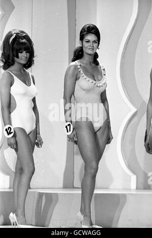 Concurrents au concours Miss Royaume-Uni 1968. No.12, Miss Central London, Ann Worral et No.17, Miss Glasgow, Marie Smith. Banque D'Images