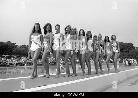 Concurrents lors du concours Miss Royaume-Uni 1973 à Blackpool, Lancashire.De gauche à droite : Pat Keeling (Mlle Birmingham); Jane Finlay (Mlle Blackburn); June Pickering (Mlle Blackpool), gay Spink (Mlle Burnley); Veronica Cross (Mlle Angleterre); Jean Galston (Mlle Manchester); Susan Simcock (Mlle Merthyr Tydfil); Elaine Gent (Mlle Nottingham), Wendy Redman (Mlle Portsmade Manchester); Mlle Caroline Meirdre (Mlle Greenland). Banque D'Images