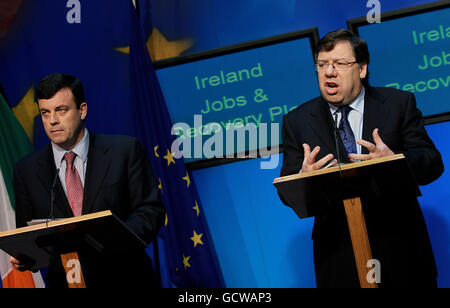 Taoiseach Brian Cowen (à droite) et le ministre des Finances Brian Lenihan annoncent le Plan national de relance au Centre de presse du gouvernement de Dublin. Banque D'Images