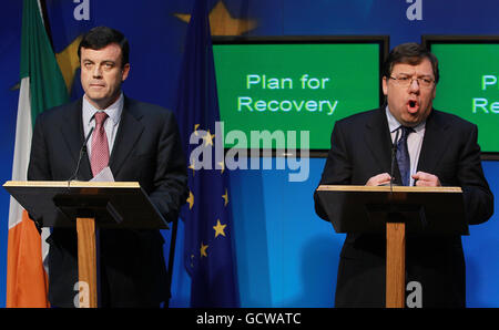 Taoiseach Brian Cowen (à droite) et le ministre des Finances Brian Lenihan annoncent le Plan national de relance au Centre de presse du gouvernement de Dublin. Banque D'Images