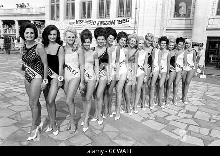 Les concurrents de Miss Royaume-Uni 1966 s'alignent lors de la compétition qui s'est tenue au bain en plein air à Blackpool, dans le Lancashire. Banque D'Images