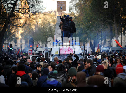 Lors d'une marche étudiante contre des coupures dans l'éducation du gouvernement, des manifestants se tiennent sur une fourgonnette de police entourée de manifestants à Londres. Banque D'Images