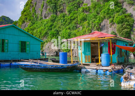 Village de pêcheurs flottant près de mountain îles dans la baie d'Halong, Vietnam, Asie du sud-est Banque D'Images