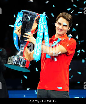 Roger Federer, de Suisse, lève le trophée après avoir battu Rafael Nadal en Espagne lors de la finale du huitième jour des finales du Barclays ATP World tennis Tour à l'O2 Arena, Londres. Banque D'Images