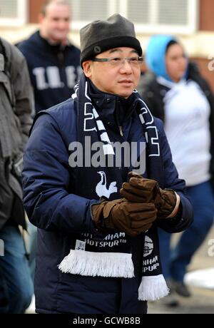 Football - Barclays Premier League - Tottenham Hotspur / Liverpool - White Hart Lane.Un fan montre son soutien à l'extérieur du stade avant de démarrer Banque D'Images