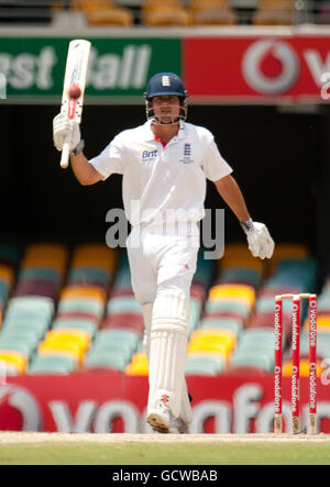 Alastair Cook, l'équipe d'Angleterre, salue la foule après avoir parcouru 150 courses lors du premier test des cendres au Gabba à Brisbane, en Australie. Banque D'Images