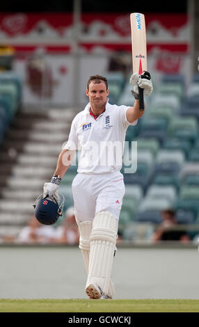 Le capitaine d'Angleterre Andrew Strauss célèbre son siècle au cours du match de tournée au WACA, à Perth. Banque D'Images