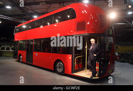 Le maire de Londres Boris Johnson dévoile une maquette grandeur nature du nouveau bus à impériale à arrêts multiples pour Londres, basé sur le chauffeur et chef d'orchestre Routemaster d'Acton, dans l'ouest de Londres. Banque D'Images