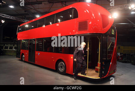 Le maire de Londres Boris Johnson dévoile une maquette grandeur nature du nouveau bus à impériale à arrêts multiples pour Londres, basé sur le chauffeur et chef d'orchestre Routemaster d'Acton, dans l'ouest de Londres. Banque D'Images