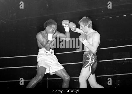 Colin Jones contre Don Curry - National Exhibition Centre, Birmingham.Welshman Colin Jones, à droite, en action contre Don Curry, champion du monde de poids-lourd de la WBA, de l'Amérique. Banque D'Images