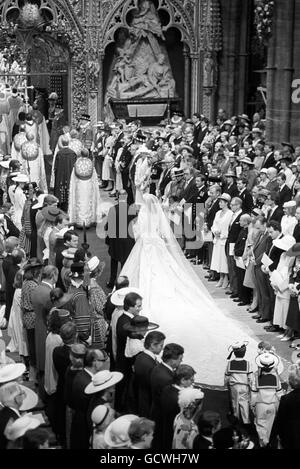 Sarah Ferguson, mariée au prince Andrew, sur le bras du major de son père, Ronald Ferguson, traversant le tapis bleu royal de l'abbaye de Westminster. Banque D'Images