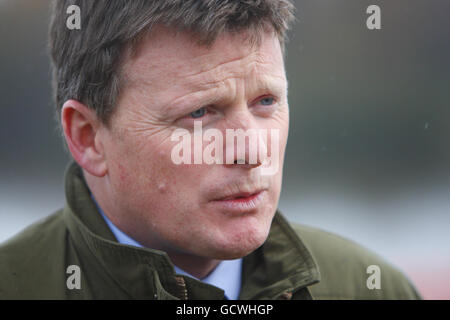 Le député Richard Benyon, sous-secrétaire parlementaire pour l'environnement naturel et les pêches de la DEFRA observe que les intervenants d'urgence participent à un exercice d'inondation simulé au lac Hawley, dans le Hampshire, avant l'exercice Watermark,Un exercice d'essai national d'une semaine en mars de l'année prochaine, où la réponse de l'ensemble du pays aux inondations sera mise à l'épreuve jusqu'à la limite.L'exercice Watermark sera l'un des plus grands exercices d'urgence jamais entrepris au Royaume-Uni et est conçu pour tester la réponse du pays aux graves inondations de grande superficie. Banque D'Images