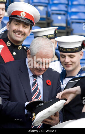 PHOTO SPÉCIALE - PUBLIÉE EXCLUSIVEMENT PAR L'ASSOCIATION DE PRESSE POUR UTILISATION PAR LES JOURNAUX NATIONAUX ET RÉGIONAUX - ROYAUME-UNI ET IRLANDE UNIQUEMENT. PAS DE VENTE Walter Smith, le directeur des Rangers, signe des autographes avec des membres de la Marine royale à Ibrox. Banque D'Images