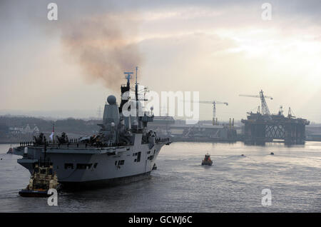 L'Ark Royal arrive sur la rivière Tyne pour la dernière fois avant qu'elle ne soit mise hors service. Son voyage d'adieu l'a emmenée dans le nord de l'Écosse, avant de faire le court voyage le long de la côte nord-est de l'Angleterre et à Newcastle, où elle a été construite par Swan Hunters à Wallsend. Banque D'Images