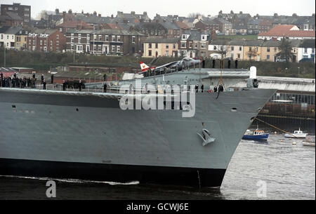 L'Ark Royal arrive sur la rivière Tyne pour la dernière fois avant qu'elle ne soit mise hors service. Son voyage d'adieu l'a emmenée dans le nord de l'Écosse, avant de faire le court voyage le long de la côte nord-est de l'Angleterre et à Newcastle, où elle a été construite par Swan Hunters à Wallsend. Banque D'Images