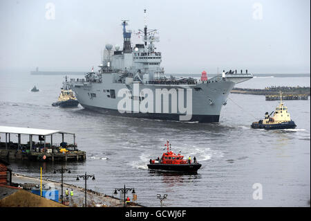 L'Ark Royal arrive sur la rivière Tyne pour la dernière fois avant qu'elle ne soit mise hors service. Son voyage d'adieu l'a emmenée dans le nord de l'Écosse, avant de faire le court voyage le long de la côte nord-est de l'Angleterre et à Newcastle, où elle a été construite par Swan Hunters à Wallsend. Banque D'Images