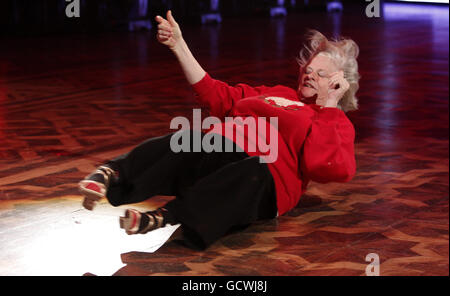 Ann Widdecombe et Anton du Beke passent par leur routine à la salle de bal de la tour de Blackpool pour devancer le spectacle de danse Strictly Come demain. Banque D'Images