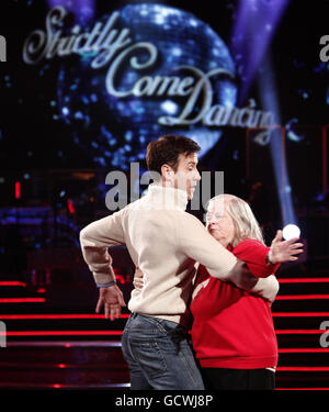 Ann Widdecombe et Anton du Beke passent par leur routine à la salle de bal de la tour de Blackpool pour devancer le spectacle de danse Strictly Come demain. Banque D'Images