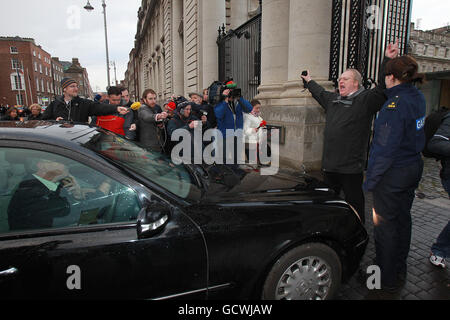 Un manifestant bloque l'entrée alors que la ministre du Tourisme, de la Culture et du Sport Mary Hanafin s'approche des bâtiments gouvernementaux à Dublin, alors que le cabinet rencontre le ministre irlandais des Finances Brian Lenihan pour demander au gouvernement de demander un prêt de sauvetage au Fonds monétaire international (FMI) et à l'Europe. Banque D'Images