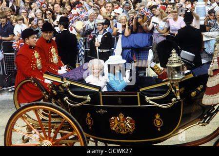 La duchesse de Kent et sa fille Lady Helen Windsor Sur la route de la cathédrale Saint-Paul pour le mariage de Le Prince de Galles et Lady Diana Spencer Banque D'Images